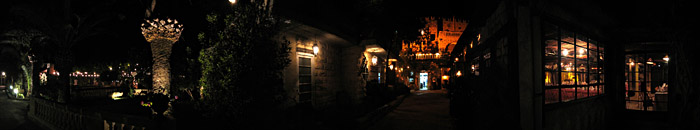 Ein kleines Schlößchen auf Malta bei Nacht; Bild größerklickbar
